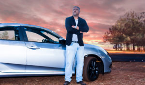 Homem em um carro